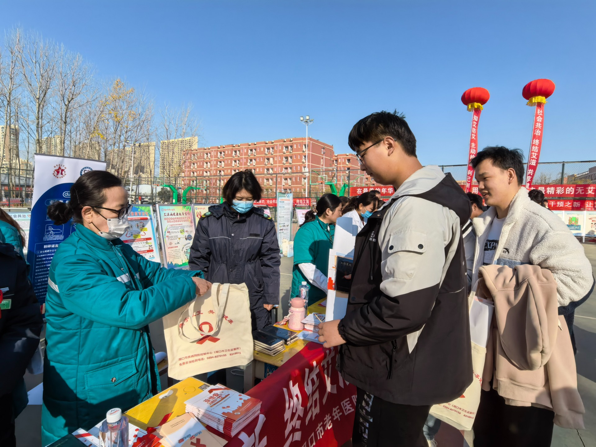 “社会共治，守正创新，终结艾滋”－周口市第二人民医院（周口市老年医院）开展世界艾滋病日宣传进校园活动
